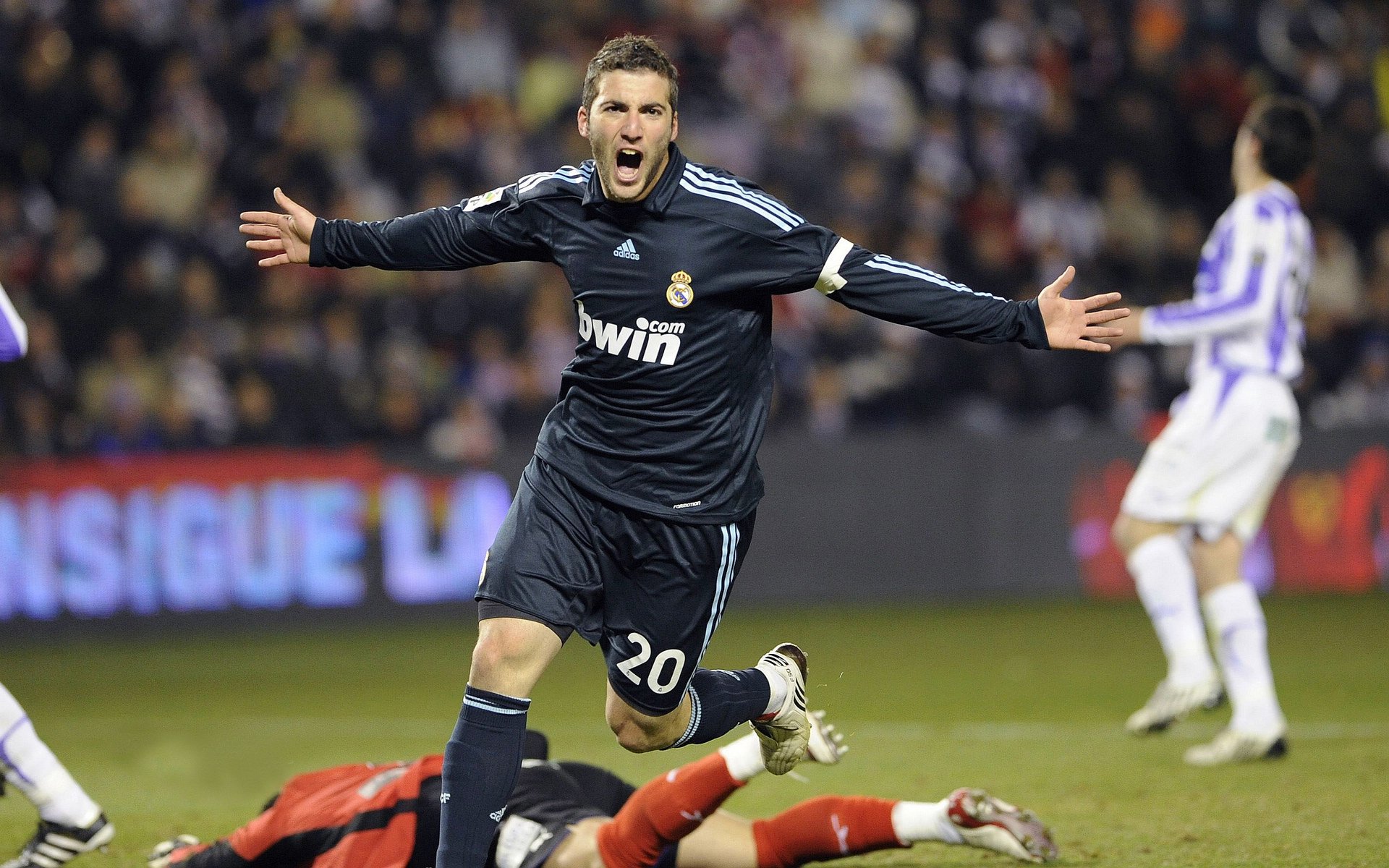 山东泰山主场气氛火爆，球迷热情高涨，山东泰山球队官宣视频